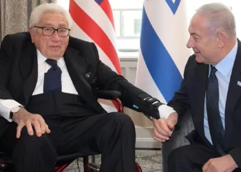 Kissinger protege a Israel