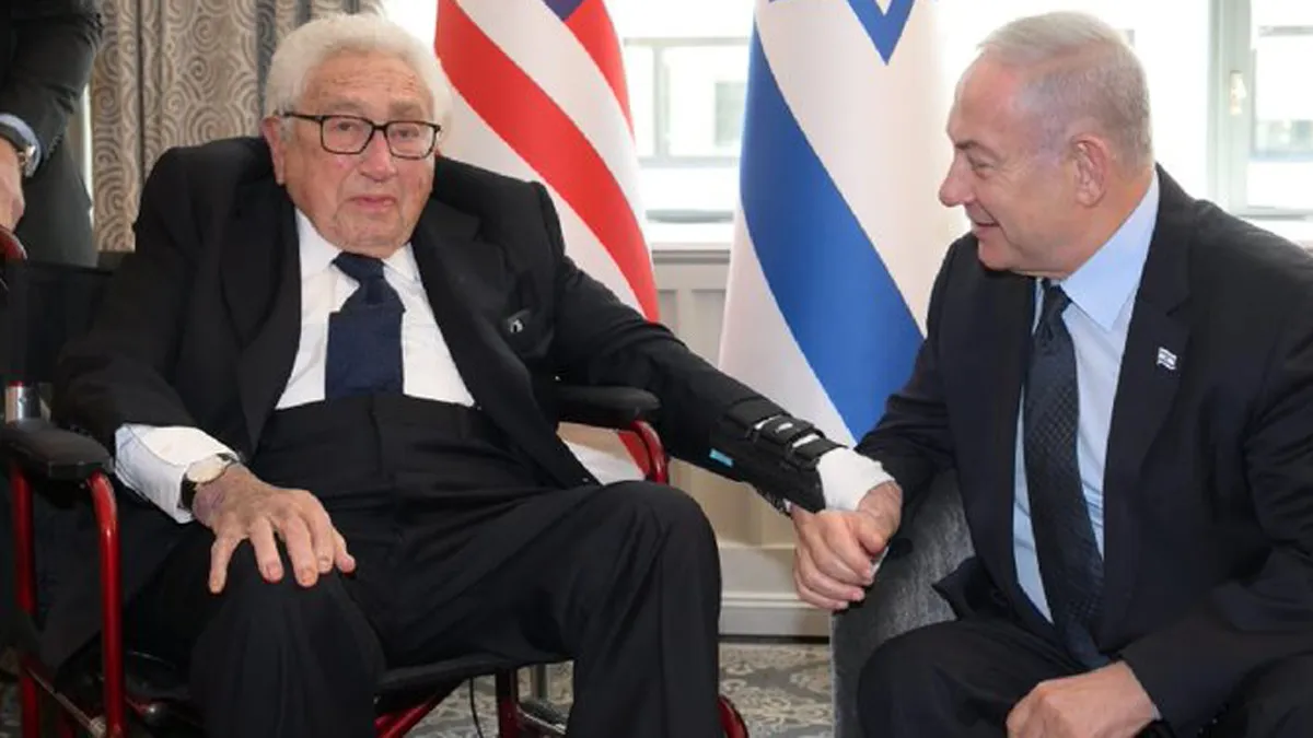 Kissinger protege a Israel
