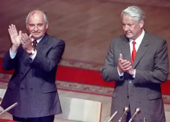 Yeltsin sube y Gorbachov baja en la moribunda Unión Soviética